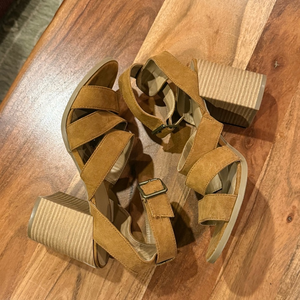 Universal Thread Brown Strappy Chunky Heels with Belt Closure Size 8.5